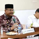Pj Gubernur Aceh Safrizal ZA memimpin rapat rapat koordinasi penyaluran bahan bakar minyak khususnya pertalite dan biosolar di Aceh dengan pihak-pihak terkait, di Ruang Potensi Daerah, Jum'at (18/10)