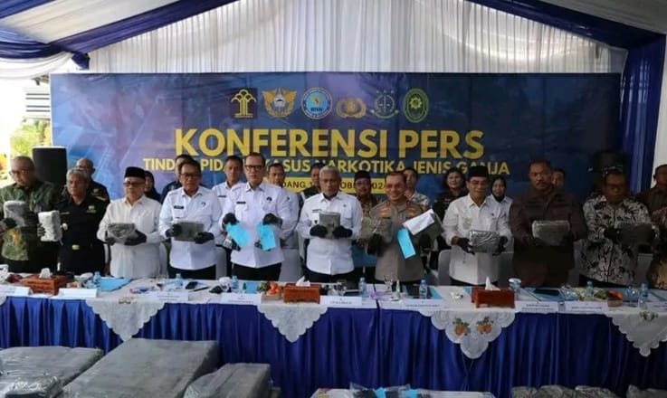 Kepala BNN RI Komjen Pol Marthinus Hukom menggelar konferensi pers di Padang, Jum'at (18/10) terkait penyelundupan 624 kg ganja dari Gayo Lues, Aceh ke Sumatera Barat. (Foto: Dok. BNN RI)