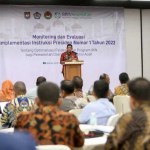 Plt Sekda Aceh Muhammad Diwarsyah memberi sambutan pada acara Monitoring dan Evaluasi Pemerintah Daerah se-Aceh tentang Kepesertaan dan Iuran KP Desa dan PBPU Pemda, di Hotel Rasamala Banda Aceh, Kamis (24/10)