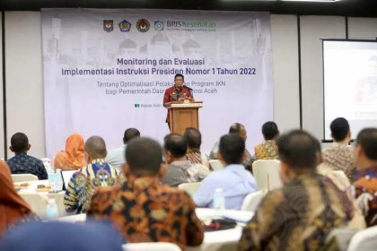 Plt Sekda Aceh Muhammad Diwarsyah memberi sambutan pada acara Monitoring dan Evaluasi Pemerintah Daerah se-Aceh tentang Kepesertaan dan Iuran KP Desa dan PBPU Pemda, di Hotel Rasamala Banda Aceh, Kamis (24/10)