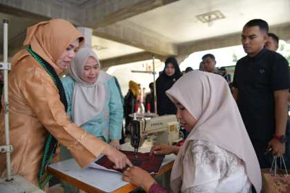 Pj Ketua Dekranasda Aceh Safriati memberikan pembinaan terhadap kerajinan tas bordir di Gampong Meunasah Aron, Kecamatan Muara Batu, Aceh Utara, Kamis (24/10)