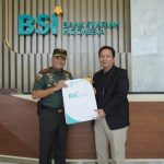 Pangdam IM Mayjen TNI Niko Fahrizal menerima cinderamata pada silaturahmi yang digelar BSI Region 1 Aceh dengan pejabat Kodam IM di Gedung Landmark BSI, lantai 4, pada Kamis (24/10). (Foto: Dok. Pendam IM)