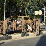 Tim penertiban reklame Pemko Banda Aceh membongkar tiang baliho yang tidak memiliki izin di Jalan Sultan Iskandar Muda, tepatnya di median tengah jalan depan Dinas Sosial Aceh.