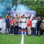 Kadispora Aceh M Nasir Syamaun, menyerahkan piala Juara Piala Soeratin U-17 Zona Aceh, kepada tim PSAB Aceh Besar, di Lapangan Sintetis, Stadion Harapan Bangsa, Lhong Raya, Banda Aceh, Kamis sore (28/11). (FOTO: DOK. PSAB)