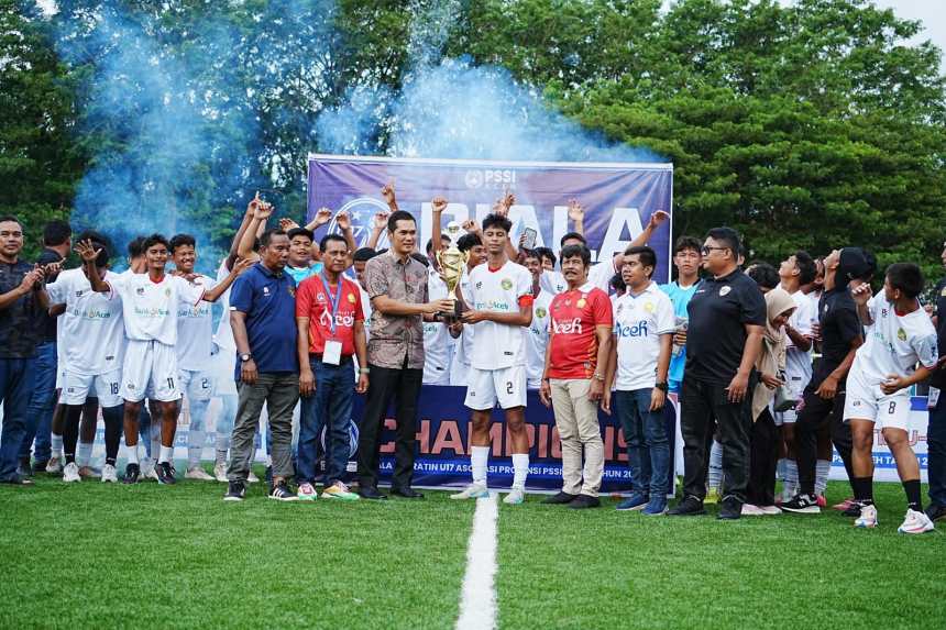 Kadispora Aceh M Nasir Syamaun, menyerahkan piala Juara Piala Soeratin U-17 Zona Aceh, kepada tim PSAB Aceh Besar, di Lapangan Sintetis, Stadion Harapan Bangsa, Lhong Raya, Banda Aceh, Kamis sore (28/11). (FOTO: DOK. PSAB)
