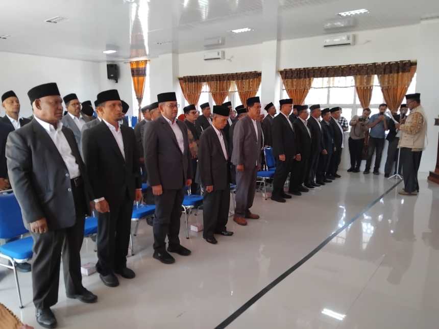 Ketua Umum Dewan Dakwah Aceh, Prof Dr Muhammad AR MEd melantik Pengurus Dewan Dakwah Aceh Tengah periode 2024-2029 di aula Pusat Layanan Haji dan Umrah Terpadu (PLHUT) Aceh Tengah, Sabtu (2/11). (Foto: For Infoaceh.net)