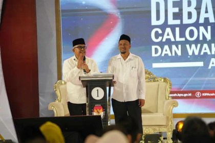 Paslon gubernur/wakil gubernur Aceh nomor 01 Bustami Hamzah-Fadhil Rahmi dalam debat kandidat kedua, di The Pade Hotel, Aceh Besar, Jum'at malam (1/11/2024)