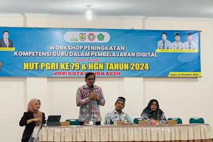 Kadis Pendidikan dan Kebudayaan Kota Banda Aceh Sulaiman Bakri dan Ketua PGRI bersama peserta pelatihan peningkatan Kompetensi Guru dalam Pembelajaran Digital di aula SMPN 2 Kota Banda Aceh, Sabtu (2/11/). (Foto: For Infoaceh.net)