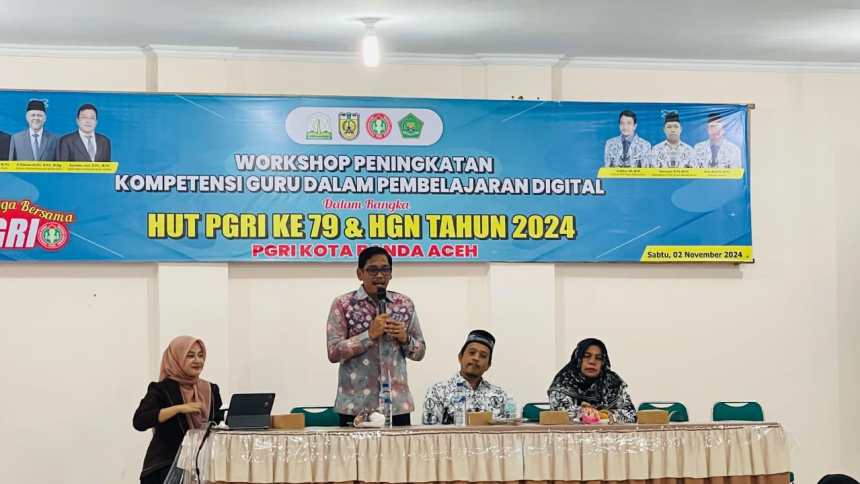 Kadis Pendidikan dan Kebudayaan Kota Banda Aceh Sulaiman Bakri dan Ketua PGRI bersama peserta pelatihan peningkatan Kompetensi Guru dalam Pembelajaran Digital di aula SMPN 2 Kota Banda Aceh, Sabtu (2/11/). (Foto: For Infoaceh.net)