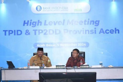 Pj Gubernur Aceh Safrizal ZA memaparkan strategi pengendalian inflasi dan pertumbuhan ekonomi dalam pertemuan TPID dan TP2DD Provinsi Aceh, Selasa (5/11/2024).