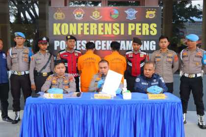 Dua pelaku pembakaran ekskavator di lokasi Peremajaan Sawit Rakyat (PSR) di Aceh Tamiang ditangkap, yakni MM dan AS. (Foto: Dok. Polres Aceh Tamiang)