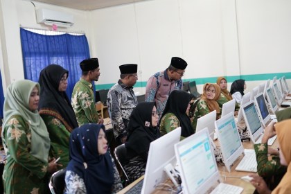 Kakanwil Kemenag Aceh Azhari didampingi Kabid Pendidikan Madrasah Zulkifli memantau pelaksanaan Asesmen kompetensi guru dan tenaga kependidikan (AKGTK) 2024 di MTsN 1 Model Banda Aceh, Rabu (13/11)
