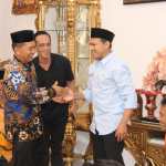 Ketua DPD Gerindra Aceh yang juga Calon Gubernur Aceh Fadhlullah atau Dek Fad saat mengunjungi rumah Cabup Abdya Salman Alfarisi di Blangpidie, Rabu (13/11)
