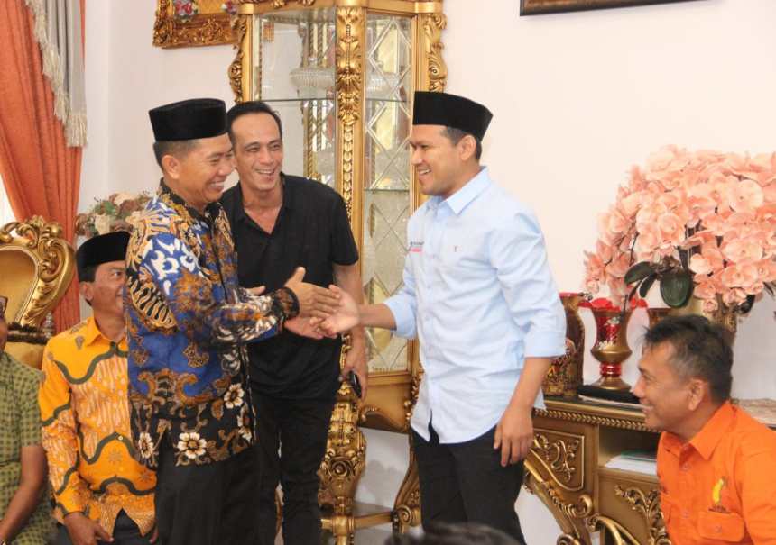 Ketua DPD Gerindra Aceh yang juga Calon Gubernur Aceh Fadhlullah atau Dek Fad saat mengunjungi rumah Cabup Abdya Salman Alfarisi di Blangpidie, Rabu (13/11)