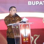 Pj Bupati Aceh Besar Muhammad Iswanto memukul Rapai pertanda dibukanya Rakor penyelenggaraan pemilihan Bupati/Wakil Bupati Aceh Besar 2024 di The Pade Hotel, Kecamatan Darul Imarah, Aceh Besar, Kamis (14/11). (FOTO/ PROKOPIM ACEH BESAR)