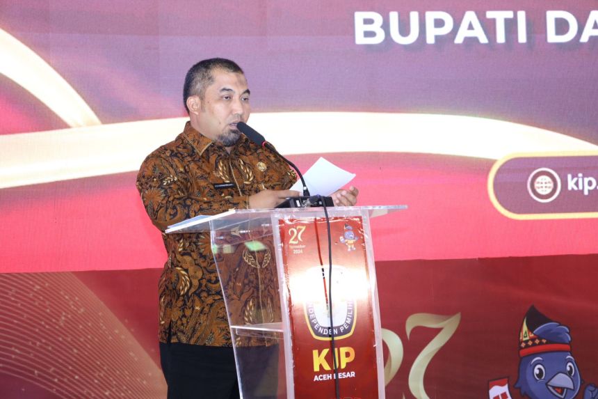 Pj Bupati Aceh Besar Muhammad Iswanto memukul Rapai pertanda dibukanya Rakor penyelenggaraan pemilihan Bupati/Wakil Bupati Aceh Besar 2024 di The Pade Hotel, Kecamatan Darul Imarah, Aceh Besar, Kamis (14/11). (FOTO/ PROKOPIM ACEH BESAR)