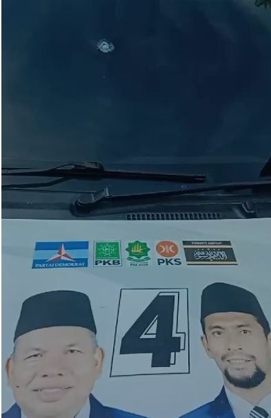 Mobil Timses Calon Bupati Pidie Zakaria A Gani - Imran Abubakar ditembak saat terparkir di rumahnya di Gampong Dayah Pisang, Kecamatan Glumpang Tiga, Pidie, pada Kamis (14/11). (Foto: For Infoaceh.net)