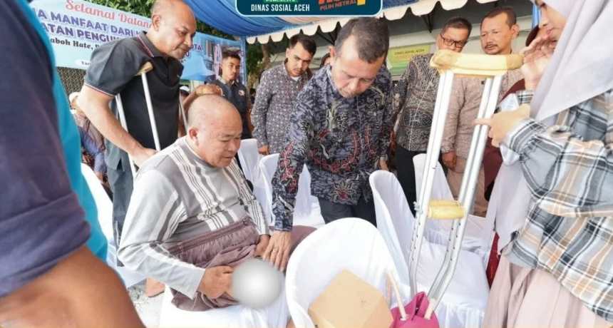 Kadinsos Aceh Muslem Yacob saat memantau kegiatan pengukuran kaki palsu bagi 56 disabilitas, Kamis (14/11) di Kantor Dinsos Aceh. (Foto: For Infoaceh.net)