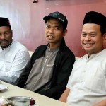 Calon wakil gubernur Aceh nomor urut 01, Fadhil Rahmi atau Syech Fadhil, menyambut kedatangan Ustaz Abdul Somad (UAS) di Bandara Kualanamu, Deliserdang, Sumatera Utara, Jum'at siang, 15 November 2024.