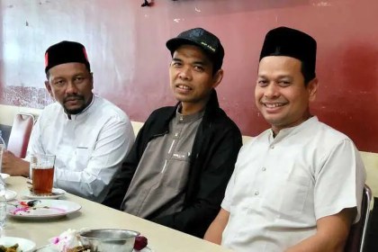 Calon wakil gubernur Aceh nomor urut 01, Fadhil Rahmi atau Syech Fadhil, menyambut kedatangan Ustaz Abdul Somad (UAS) di Bandara Kualanamu, Deliserdang, Sumatera Utara, Jum'at siang, 15 November 2024.