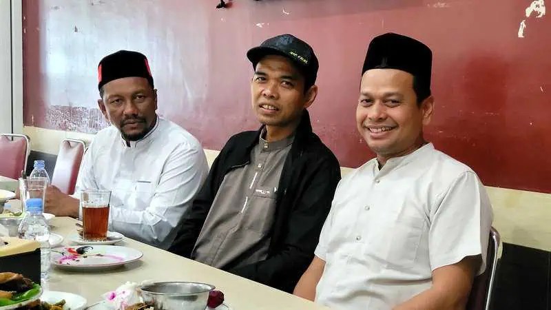 Calon wakil gubernur Aceh nomor urut 01, Fadhil Rahmi atau Syech Fadhil, menyambut kedatangan Ustaz Abdul Somad (UAS) di Bandara Kualanamu, Deliserdang, Sumatera Utara, Jum'at siang, 15 November 2024.