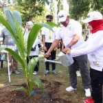 Pj Gubernur Aceh Safrizal ZA bersama istri Safriati melakukan penanaman pohon di sela peringatan HUT ke-60 Fakultas Pertanian Universitas Syiah Kuala, di halaman FP USK, Sabtu (16/11).