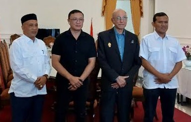 Fauka Noor Farid, Utusan Khusus Prabowo Subianto untuk Pilkada Aceh bertemu dengan Wali Nanggroe Aceh Malik Mahmud Al-Haythar di Meuligoe Wali Nanggroe Aceh, Senin (18/11). (Foto: For Infoaceh.net)