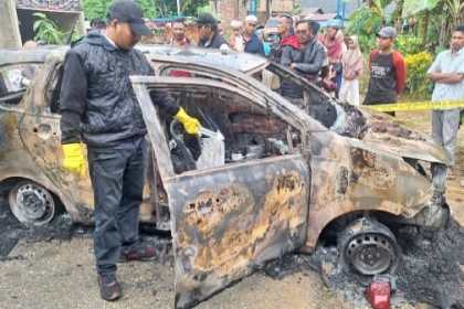 Mobil Daihatsu Sigra milik Muhammad Nazir (38), tim sukses calon bupati Aceh Timur Sulaiman-Abdul Hamid, diduga dibakar pada Selasa (19/11) di Desa Seunebok Buloh, Kecamatan Darul Aman, sekitar pukul 04.00 WIB. (Foto: Dok. Polres Aceh Timur)