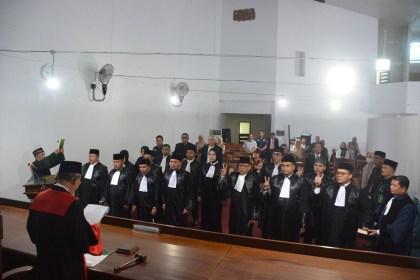 Ketua Pengadilan Tinggi (KPT) Banda Aceh Dr Suharjono melakukan pengambilan sumpah terhadap 16 orang Advokat, Selasa, 19 November 2024. (Foto: For Infoaceh.net)