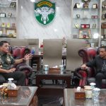 Pangdam Iskandar Muda Mayjen TNI Niko Fahrizal menerima audiensi Ketua KIP Aceh Agusni AH di ruang kerjanya, Makodam IM, Selasa siang (19/11). (Foto: For Infoaceh.net)