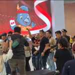 Kericuhan terjadi pada awal debat ketiga paslon gubernur Aceh di The Pade Hotel Aceh Besar, Selasa malam (19/11/2024). (Foto: For Infoaceh.net)