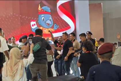 Kericuhan terjadi pada awal debat ketiga paslon gubernur Aceh di The Pade Hotel Aceh Besar, Selasa malam (19/11/2024). (Foto: For Infoaceh.net)