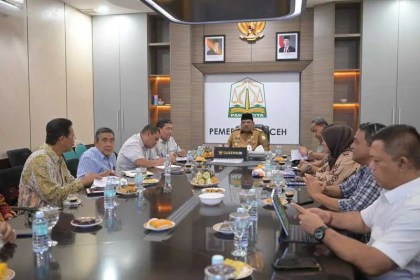 Pj Gubernur Aceh Safrizal ZA memberikan arahan untuk manajemen BPKS Sabang terkait kinerja pengembangan wilayah Sabang, di ruang rapat Pendopo Gubernur Aceh, Kamis (21/11/2024)