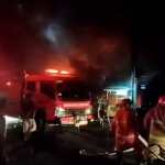 Kebakaran menghanguskan lima unit ruko di Simpang Pasar Keutapang II Aceh Besar, Kamis malam (21/11). (Foto: For Infoaceh.net)