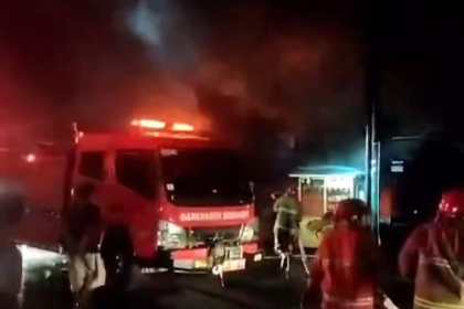 Kebakaran menghanguskan lima unit ruko di Simpang Pasar Keutapang II Aceh Besar, Kamis malam (21/11). (Foto: For Infoaceh.net)