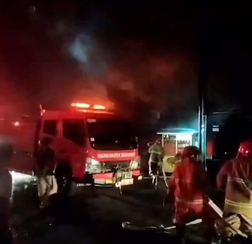 Kebakaran menghanguskan lima unit ruko di Simpang Pasar Keutapang II Aceh Besar, Kamis malam (21/11). (Foto: For Infoaceh.net)