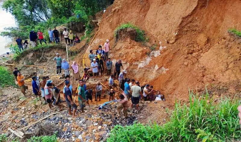 Evakuasi korban tertimbun longsor di Desa Pasie Aceh, Kecamatan Woyla Induk, Aceh Barat, Ahad (24/11). (Foto: Dok. BPBD Aceh Barat)