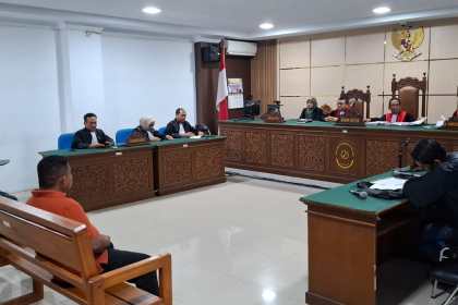 Majelis hakim PN Tipikor Banda Aceh menolak eksepsi (pembelaan) yang diajukan oleh Suhendri dan Zulfikar, dua terdakwa korupsi di Badan Reintegrasi Aceh (BRA), Selasa (26/11). (Foto: For Infoaceh.net)