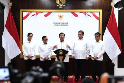 Presiden Prabowo Subianto mengumumkan kenaikan upah minimum nasional (UMN) sebesar 6,5 persen untuk tahun 2025, Jum'at (29/11). (Foto: BPMI Setpres)