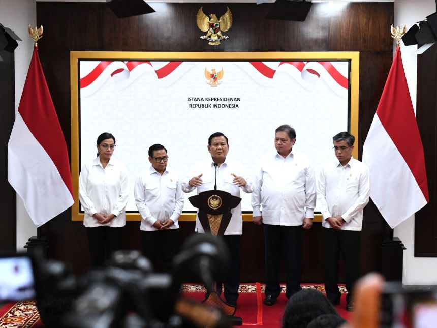 Presiden Prabowo Subianto mengumumkan kenaikan upah minimum nasional (UMN) sebesar 6,5 persen untuk tahun 2025, Jum'at (29/11). (Foto: BPMI Setpres)