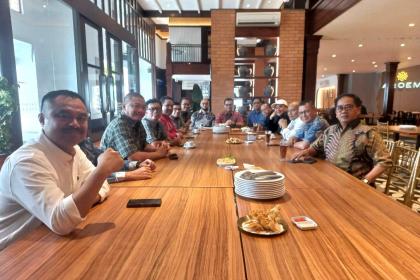 Wamenkomdigi Nezar Patria memfasilitasi pertemuan kepengurusan PWI Pusat di Jakarta, Jum'at, 29 November 2024 yang melahirkan kesepakatan pelaksanaan Kongres Dipercepat guna mengakhiri dualisme. (Dok. PWI Pusat)