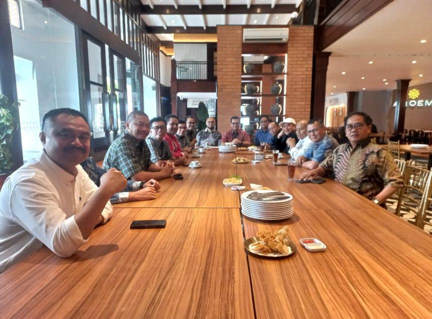 Wamenkomdigi Nezar Patria memfasilitasi pertemuan kepengurusan PWI Pusat di Jakarta, Jum'at, 29 November 2024 yang melahirkan kesepakatan pelaksanaan Kongres Dipercepat guna mengakhiri dualisme. (Dok. PWI Pusat)