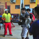 Ketua Coach Dien Jauhari, memantau proses latihan yang diikuti oleh para pelajar, di DJ Bayu Boxing, Aceh Besar, Jum'at (22/11). (Foto: For Infoaceh.net)