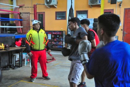 Ketua Coach Dien Jauhari, memantau proses latihan yang diikuti oleh para pelajar, di DJ Bayu Boxing, Aceh Besar, Jum'at (22/11). (Foto: For Infoaceh.net)