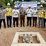 Plt Sekda Aceh Muhammad Diwarsyah Kajati Aceh Joko Purwanto dan pejabat terkait saat groundbreaking pembangunan Rumah Susun pegawai Kejati Aceh, di Jalan Lampeuneurut- Peukan Biluy, Kecamatan Darul Imarah, Aceh Besar, Rabu (4/12). (Foto: For Infoaceh.net)