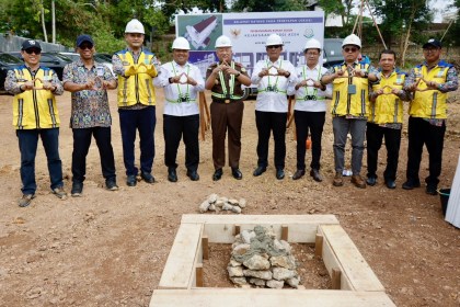 Plt Sekda Aceh Muhammad Diwarsyah Kajati Aceh Joko Purwanto dan pejabat terkait saat groundbreaking pembangunan Rumah Susun pegawai Kejati Aceh, di Jalan Lampeuneurut- Peukan Biluy, Kecamatan Darul Imarah, Aceh Besar, Rabu (4/12). (Foto: For Infoaceh.net)