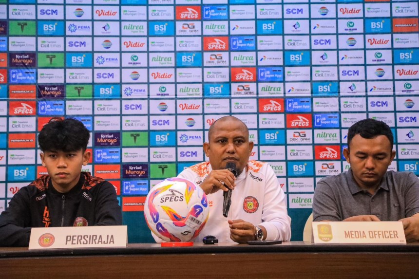 Pelatih Persiraja Banda Aceh, Akhyar Ilyas memberikan keterangan pers, Kamis (19/12) jelang laga melawan Persikota Tangerang di Stadion H Dimurthala Lampineung Banda Aceh. (Foto: Dok. MO Persiraja)