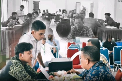 Penyidik Kejari Bireuen melakukan pemeriksaan 30 orang keuchik dan bendahara gampong dalam Kecamatan Peusangan di aula Kejari setempat, Kamis (19/12). (Foto: Dok. Kejari Bireuen)