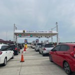 Kendaraan tampak antri keluar di pintu gerbang tol Padang Tiji. (Foto: For Infoaceh.net)