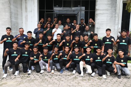 Pj Bupati Aceh Besar Muhammad Iswanto, Ketua DPRK Aceh Besar Abdul Mucthi, foto bersama pemain PSAB U-17 berangkat ke Piala Soeratin Solo, Jawa Tengah,bKamis (5/12/2024) siang, di halaman Gedung Dekranasda Aceh Besar. (FOTO: MC ACEH BESAR)